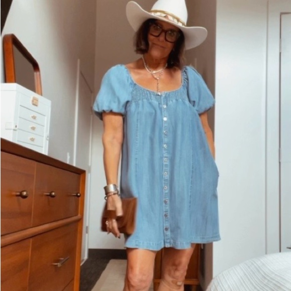🔥SALTWATER LUXE🔥Light Blue Button-Front Denim Dress, Small